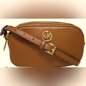 Michael Kors Shoulder Bag . Double zipper with strap